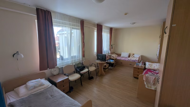 Világos, barátságos, többágyas lakószoba az Ezüstfenyő Idősek Otthonában